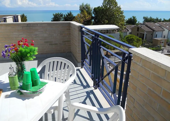 Green Bay Village Aparthotel Pineto